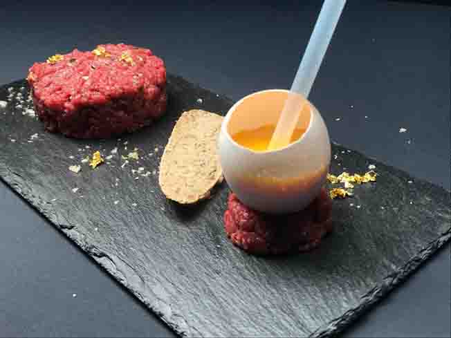 23Tartare di manzo con luovo alla carbonara Sarkós1