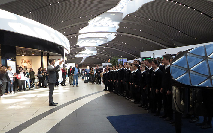 25Airport coro