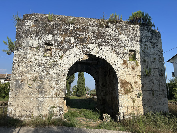 25AquinoArco