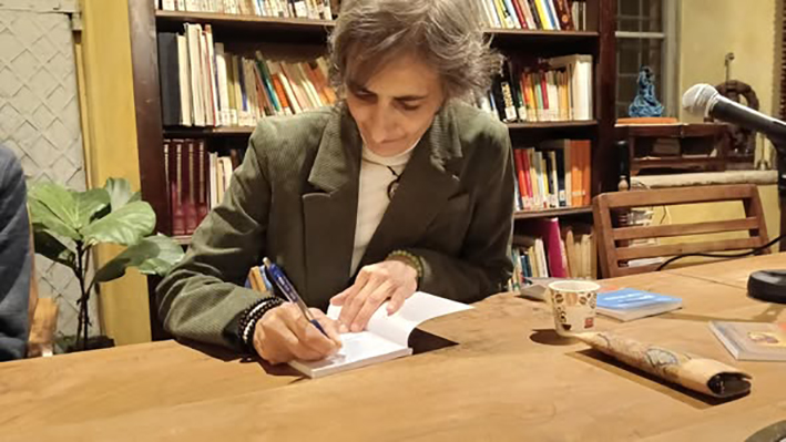 25CECILIA Martino firma il libro