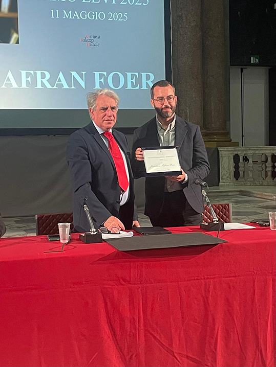 Alberto Rizzerio e Jonathan Safran Foer con il Premio Primo Levi 20251